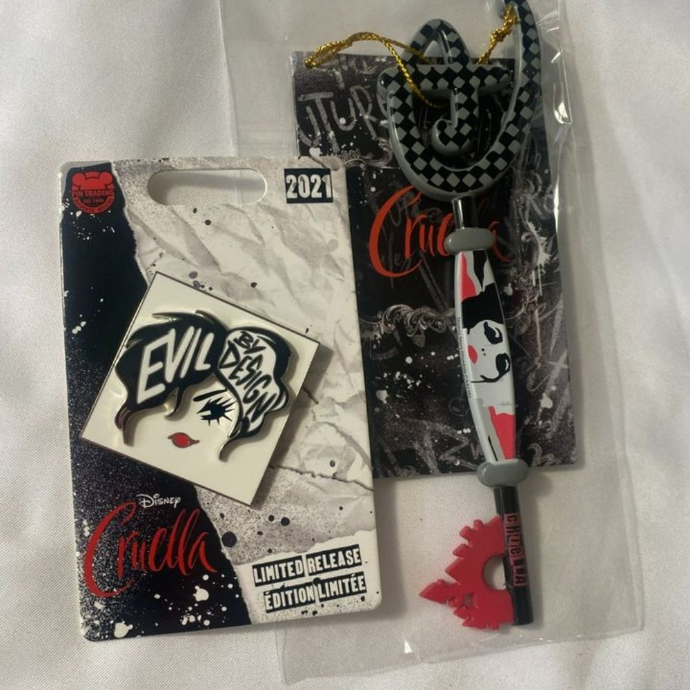 DISNEY CRUELLA KEY AND LIMITED EDITION PIN (NEW)